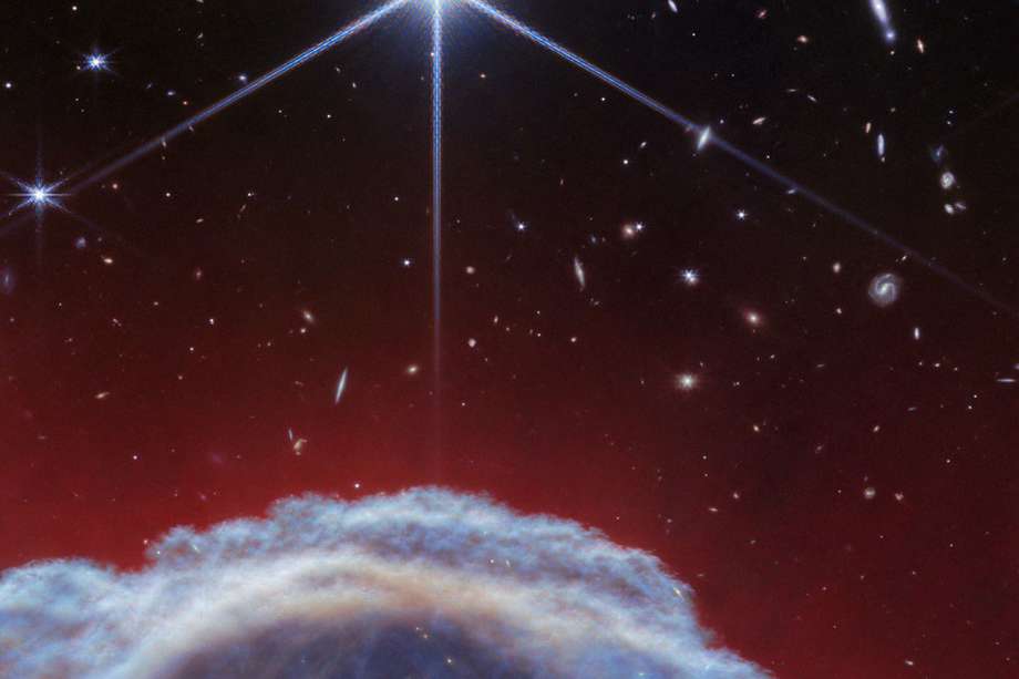 Esta imagen obtenida el 29 de abril de 2024 por cortesía de NASA/ESA/CSA muestra la "mane" de la nebulosa Cabeza de Caballo captada por el instrumento MIRI de Webb. La luz infrarroja media captada por MIRI revela sustancias como silicatos polvorientos y moléculas similares al hollín llamadas hidrocarburos aromáticos policíclicos. (Photo by ESA, NASA, CSA, STScI / AFP).