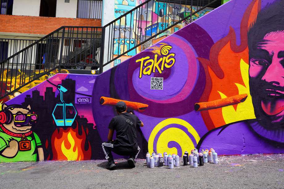 El “parche” Takis en el graffiti tour de la Comuna 13 de Medellín.