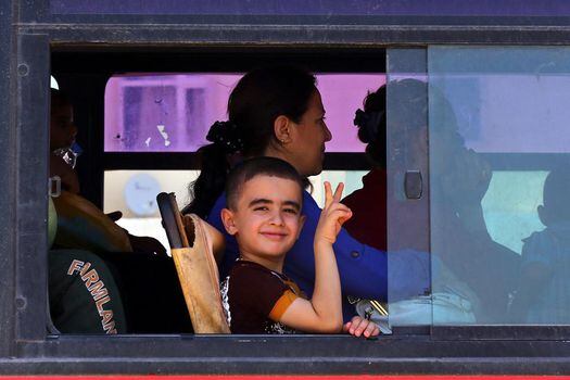 Cristianos iraquíes desplazados de sus hogares por la violencia llegan en bus a un campo de refugiados cerca de Erbil (Irak).  / EFE