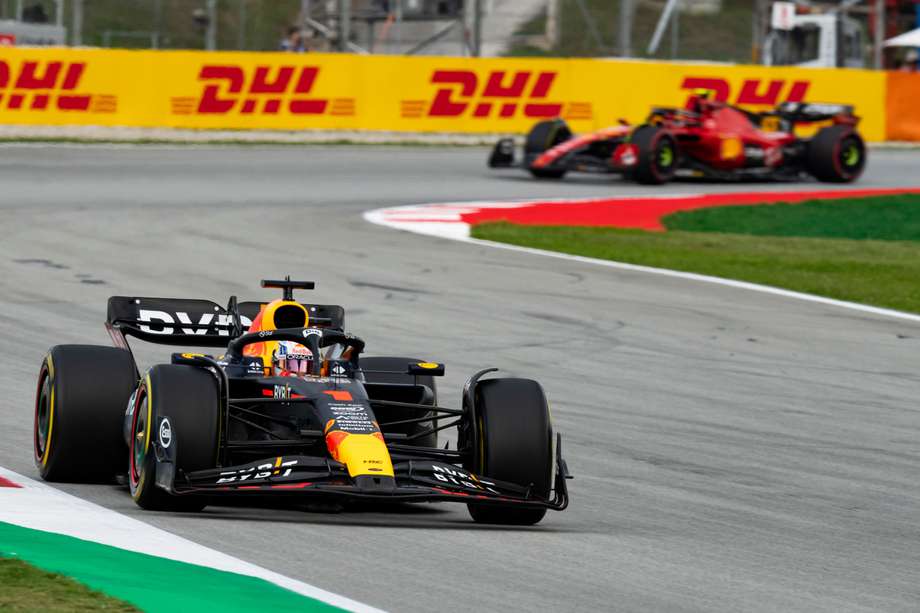 El piloto neerlandés de Red Bull, Max Verstappen, seguido del español de Ferrari, Carlos Sainz, en la primera curva del Gran Premio de España de Fórmula Uno.