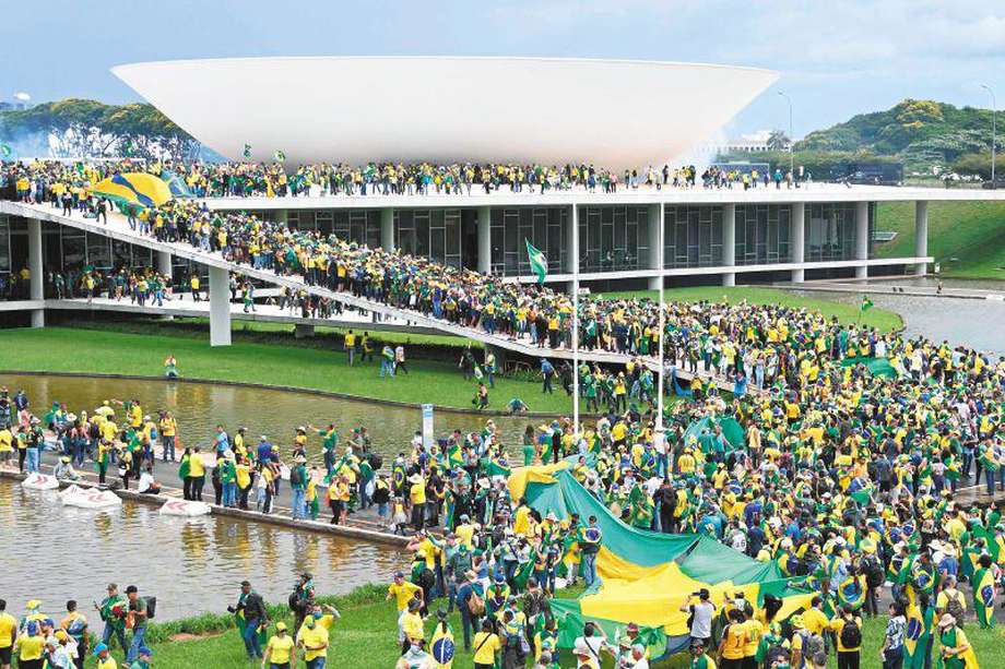 Decenas de bolsonaristas entraron a la fuerza al Capitolio de Brasil, el Tribunal Supremo y el Palacio de Planalto.