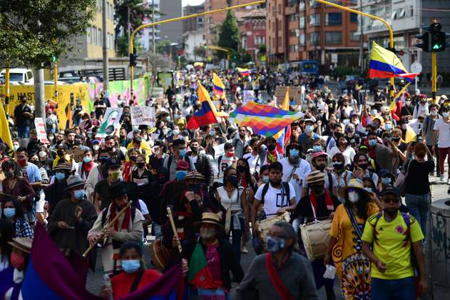 Casi mil docentes nacionales e internacionales rechazan violencia oficial y militarización en Colombia 