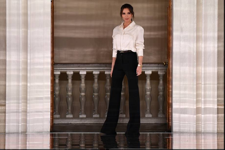 Victoria Beckham presenta fluidez retro en la semana de la moda de Londres