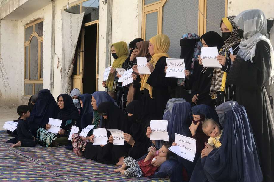 Un grupo de mujeres participa en una protesta contra la opresión de los derechos de las mujeres en Afganistán, tras la vuelta al poder de los talibanes, en Mazar-e-sharif (Afganistán).
