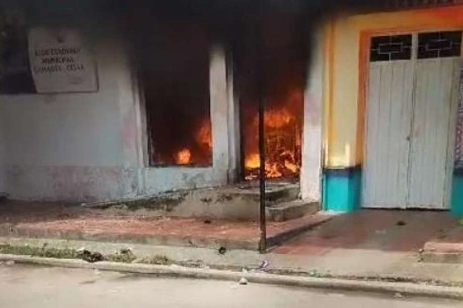 Un día antes de las elecciones, habitantes de Gamarra incendiaron la sede de la Registraduría. 