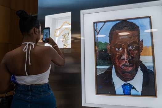 Varias personas visitan la exposición "The Book of Hov" que resalta la vida y obra del rapero Jay-Z, y que se exhibe gratis en la Biblioteca Pública de Brooklyn, el 8 de agosto de 2023, en Nueva York (EE. UU). 
