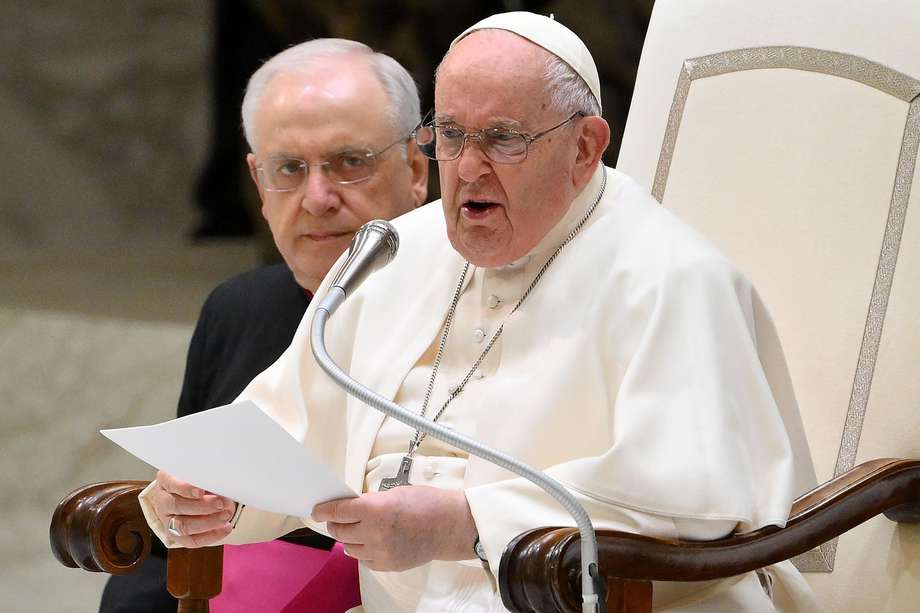 El Papa Francisco (dcha.) se sienta junto al sacerdote y escritor italiano monseñor Leonardo Sapienza (izq.), mientras dirige la audiencia general semanal en el aula Pablo VI, Ciudad del Vaticano.