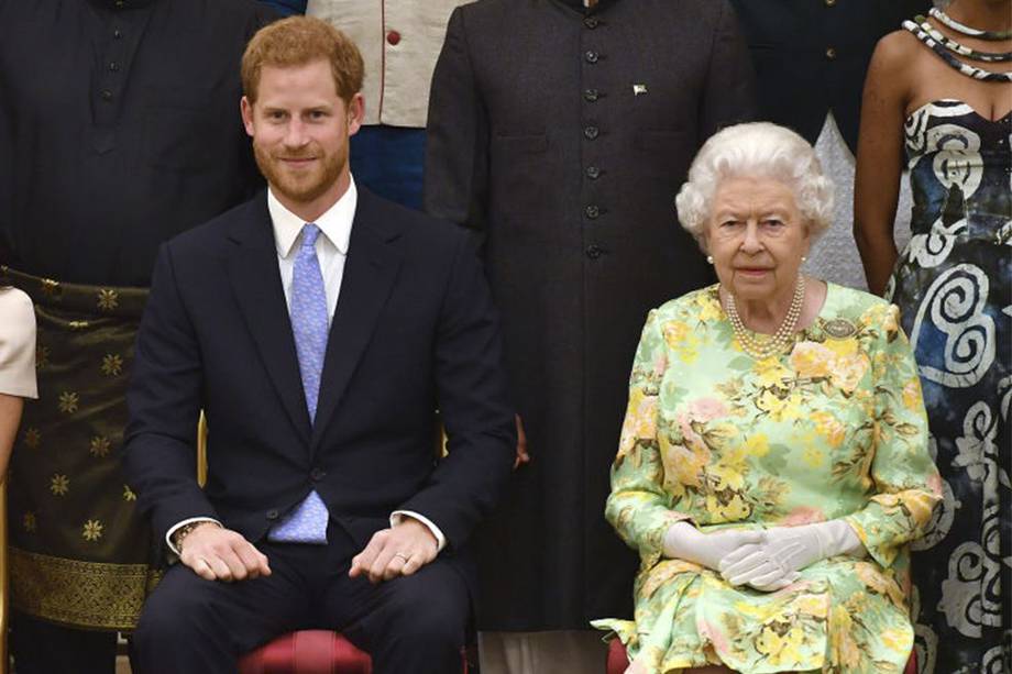 El príncipe Harry sorprendió con la visita que hizo, junto a su esposa, Meghan Markle, a su abuela, la reina Isabel II. Dice que la hizo reír.