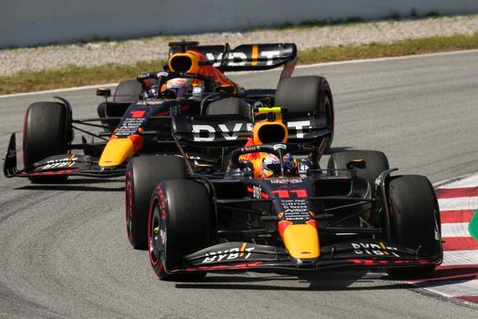 Los pilotos de Red Bull Max Verstappen (d) seguido por el mexicano Sergio Pérez durante el Gran Premio de España de Fórmula 1.
