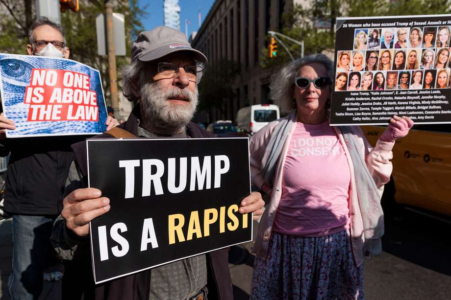 Personas con carteles afuera de un tribunal federal el primer día de la demanda civil por agresión sexual y difamación presentada por E. Jean Carroll contra el expresidente Donald Trump en Nueva York.
