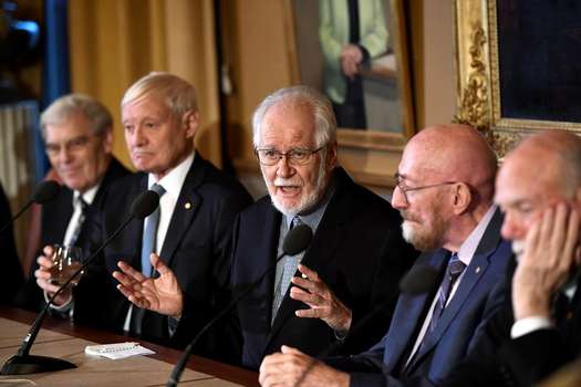 Los ganadores del Nobel de Química 2017, el británico Richard Henderson, el germano-estadounidense Joachim Frank, y el suizo Jacques Dubochet.  / EFE
