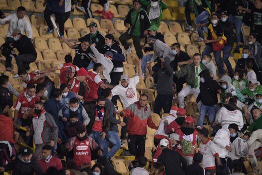Enfrentamiento entre hinchas de Independiente Santa Fe y Atlético Nacional; Primer partido con público tras la pandemia por Covid-19 en el estadio El Campín.