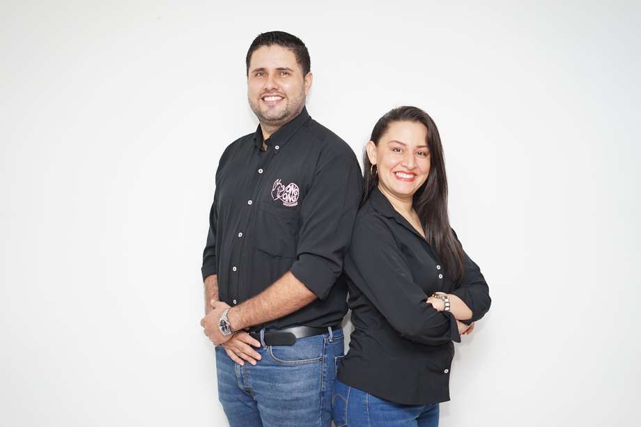 Ellos son Esneider Oviedo y Linda Cristal, los emprendedores detrás de "Oing Oing Lechonería".