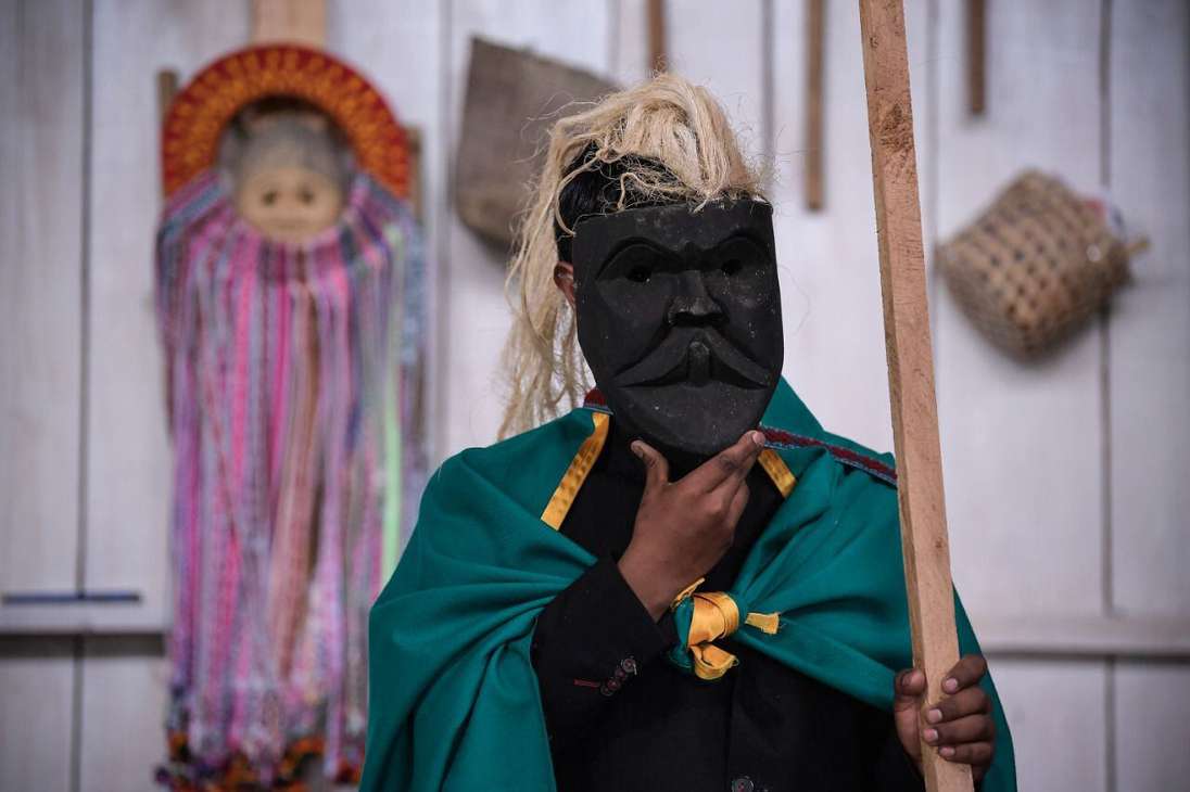 Las máscaras Kamëntsa son talladas en madera y representan el rechazo hacia la imposición a la que fue sometido el pueblo indígena.
