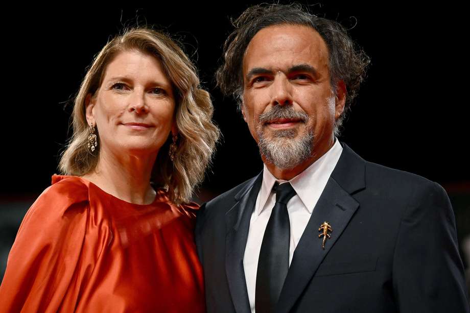 El director mexicano Alejandro González Iñárritu, acompañado de su esposa, Maria Eladia Hagerman, durante el estreno de su película “Bardo: falsas crónicas de unas cuantas verdades” en el Festival Internacional de Cine de Venecia. 

