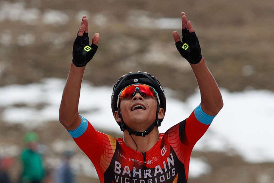 Santiago Buitrago celebra su victoria en la etapa reina del Giro de Italia 2023.