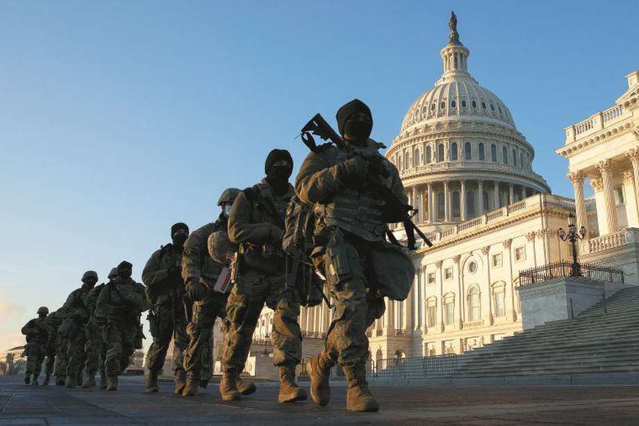 Alrededor de 25.000 hombres vigilarán el miércoles, solo en la capital y sus estados aledaños, la posesión de Biden, una cifra que quintuplica la actual presencia militar estadounidense en Afganistán. / Efe  