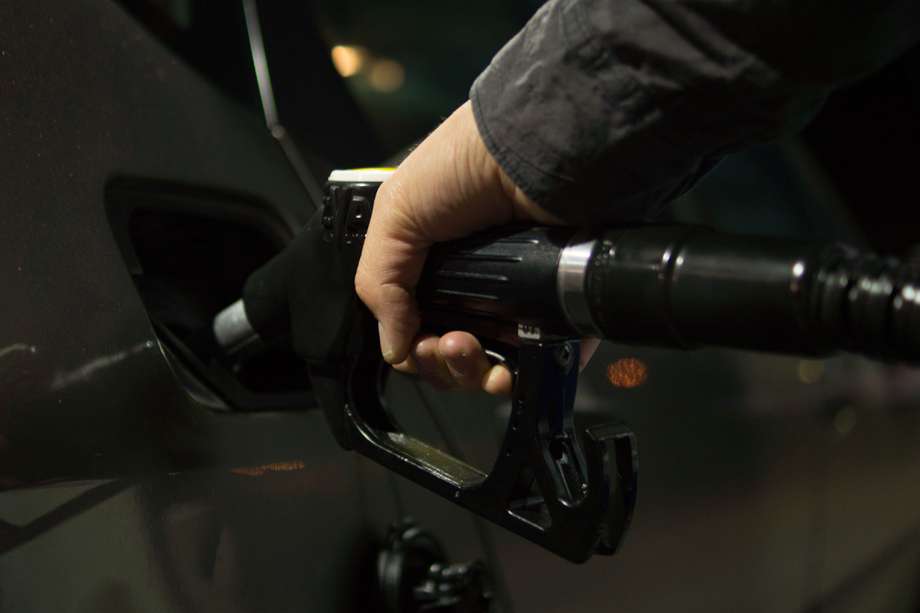De acuerdo con el Ministerio de Hacienda, se buscarán formas para subir el precio de los combustibles sin afectar la inflación.