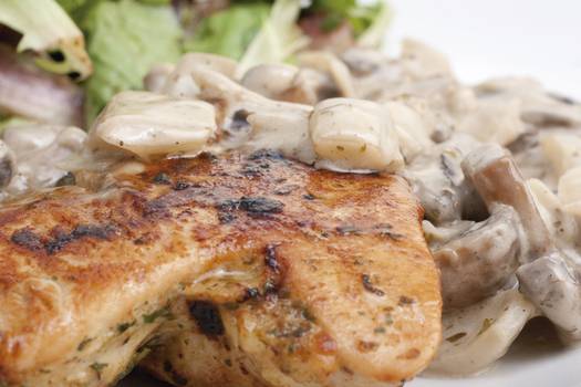 Haz esta receta en casa y sorprende a todos con un increíble pollo con champiñones.