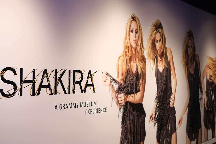 Fotografía del cartel de la exposición "Shakira: The Grammy Museum Experience", que recibe a los visitantes hoy en el Museo de los Grammy de Los Ángeles, California (EE.UU.). 
