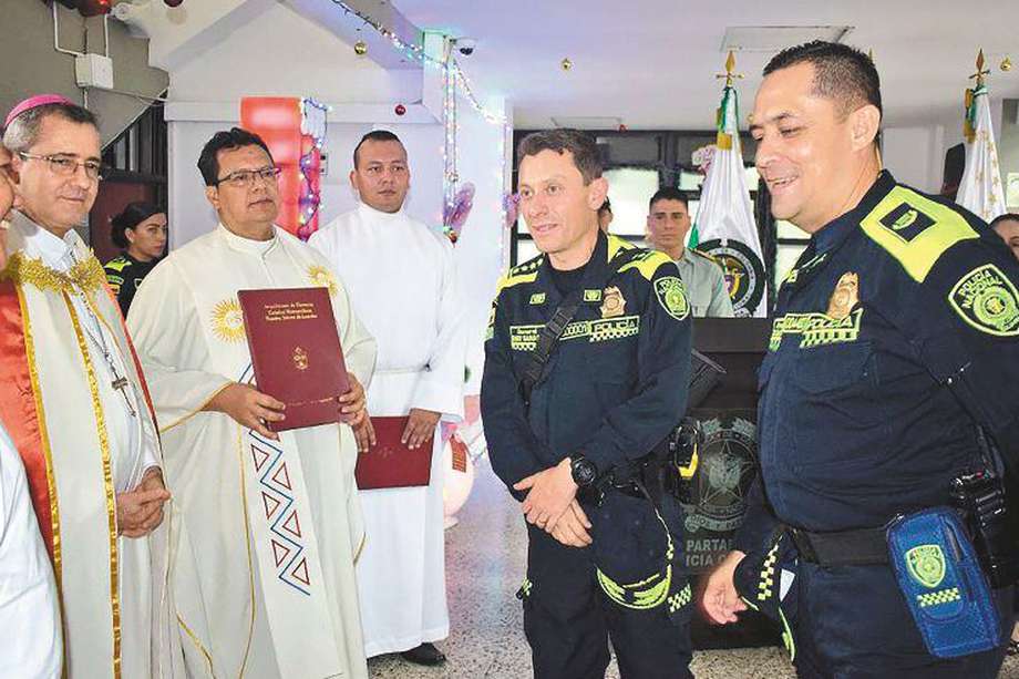El director de la Policía Nacional, general Henry Sanabria (al centro), durante un encuentro con la curia católica en Florencia, Caquetá, en diciembre pasado. / Policía Nacional