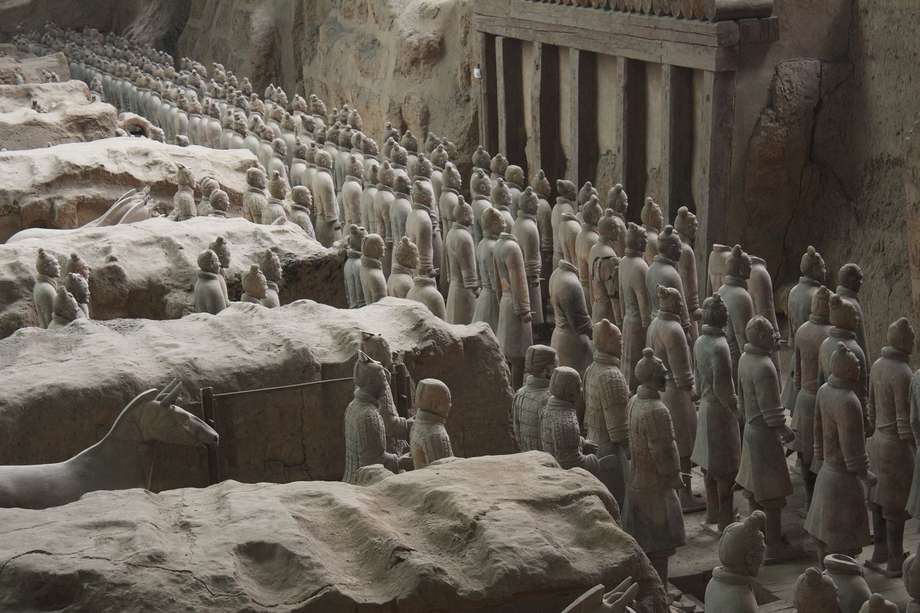 Cientos de soldados terracota se encuentran en el mausoleo del antiguo emperador chino Qin Shi Huang.