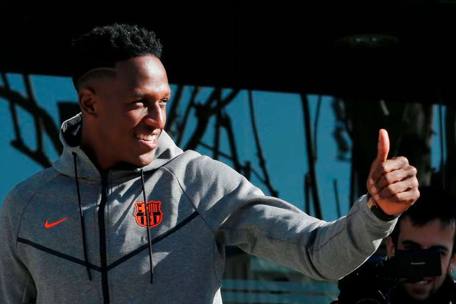 Barcelona's new Colombia midfielder Yerry Mina poses for a picture in Barcelona on January 12, 2018.  Colombia Yerry Mina joined Barcelona from Brazilian side Palmeiras on a five year contract for a fee of 11.8 million euros ($14mn). / AFP / Pau Barrena
