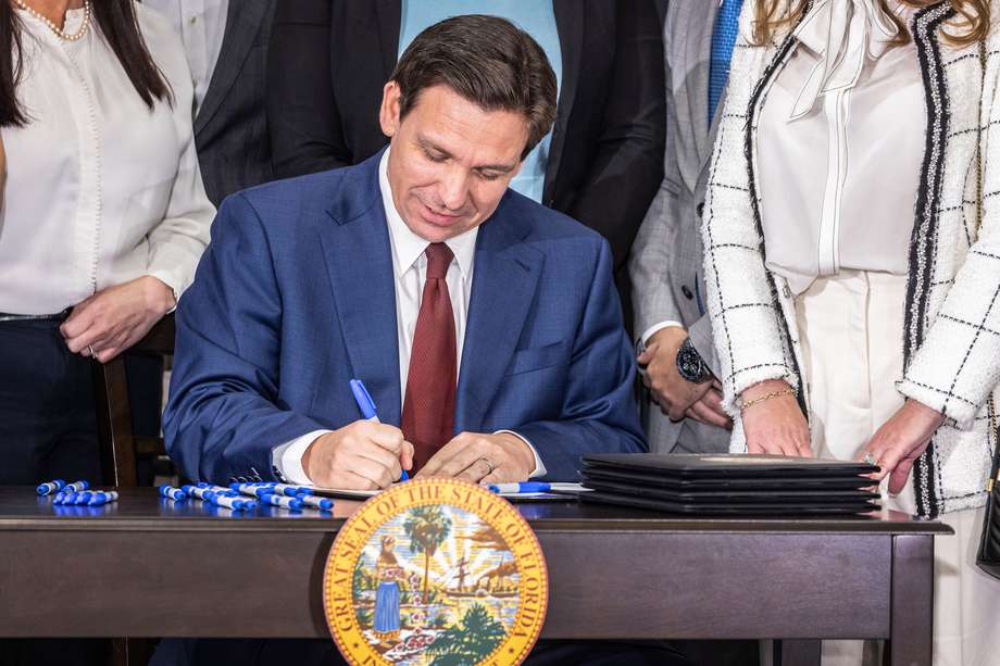 El gobernador de Florida, Ron DeSantis, firma la Declaración de derechos de los maestros durante un evento en True North Classical Academy en Miami, Florida.
