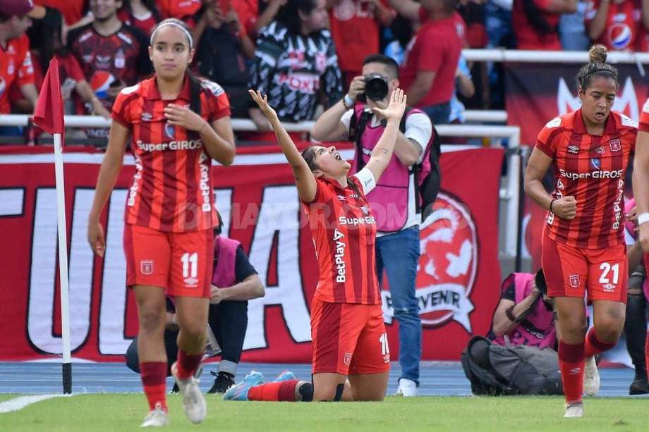 Catalina Usme, con los brazos al cielo, celebra uno de los goles que anotó en la final de la Liga Femenina.