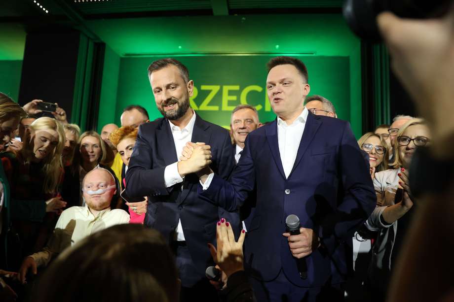 Los líderes de Tercera Vía, Szymon Holownia y Władysław Kosiniak-Kamysz, en la noche de las votaciones parlamentarias en Polonia. Su partido habría obtenido la tercer mejor votación.