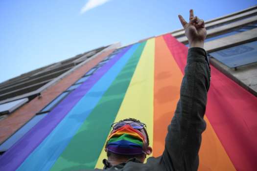 La alcaldía de Chapinero izó una bandera de 10 metros como parte de la conmemoración del Día del orgullo LGBTI.