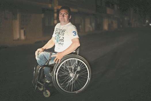Wilson Castro tuvo que andar en su silla de ruedas desde San Cristóbal hasta Cúcuta, después de que un guardia venezolano le quitara el dinero y algunas de sus pertenencias. / Óscar Pérez