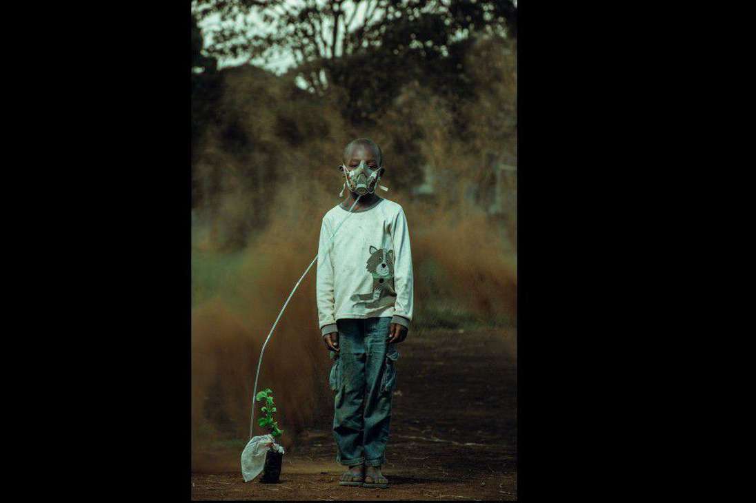 Acción por el clima: "Un niño en Kenia toma aire de la planta, con una tormenta de arena de fondo, en una impresión artística de los cambios que se avecinan", así describe Kevin Ochieng Onyango su imagen.