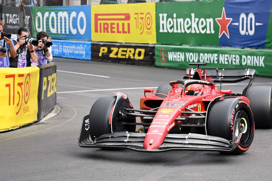 Charles Leclerc saldrá primero en el complicado circuito de Mónaco de Fórmula Uno, este domingo.