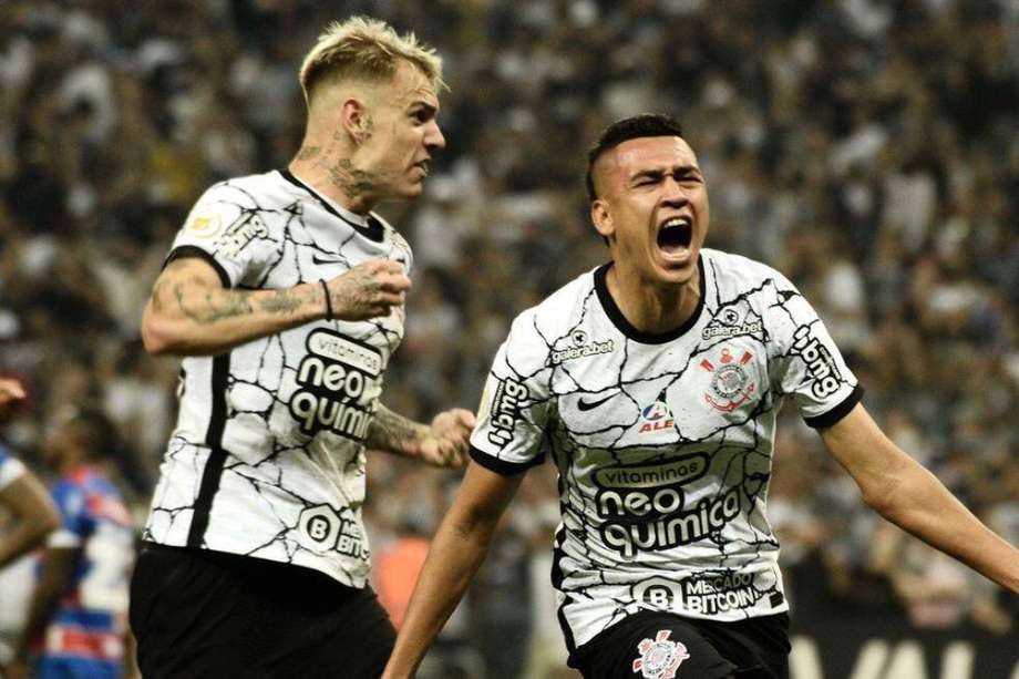 Víctor Cantillo (d), jugará con Corinthians en los cuartos de final de la Copa Libertadores.