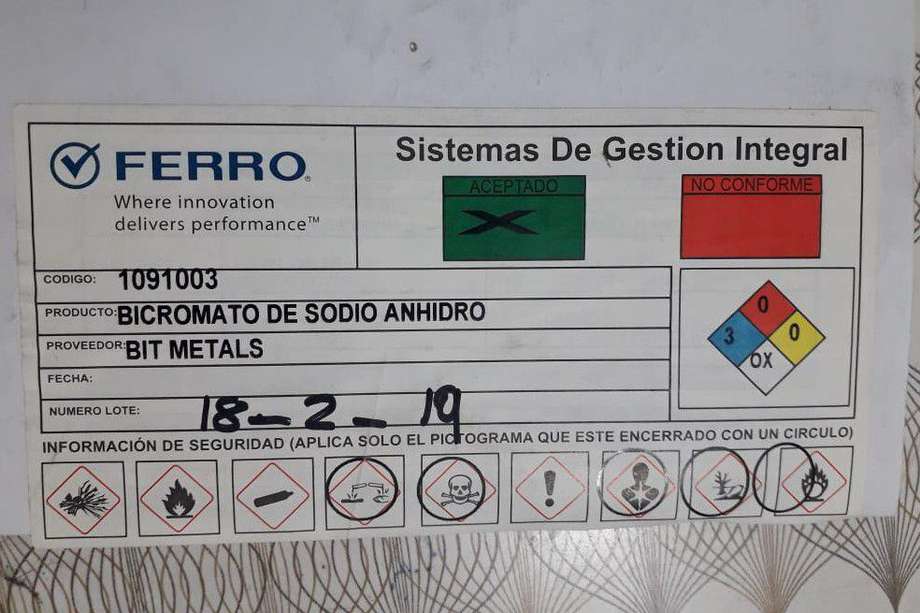 Etiqueta de seguridad de bicromato de sodio, insumo con el que trabajan en pigmentos Ferro.