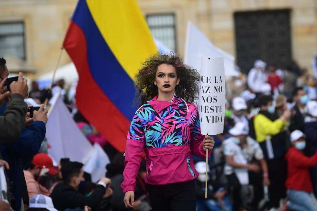 La marca Manifiesta y la cooperativa Tejiendo Paz fueron las mismas que en septiembre de 2019 organizaron un desfile similar, aquella vez en la Universidad de Los Andes, en Bogotá.