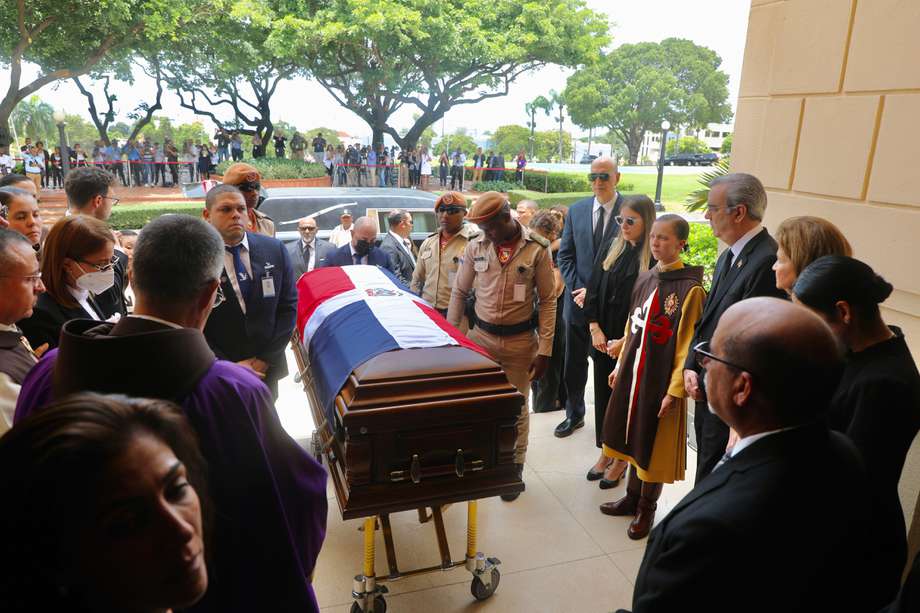 Fotografía cedida por la Presidencia de República Dominicana. Familiares y funcionarios estatales asisten al entierro de Orlando Jorge Mera, ministro de Medio Ambiente.