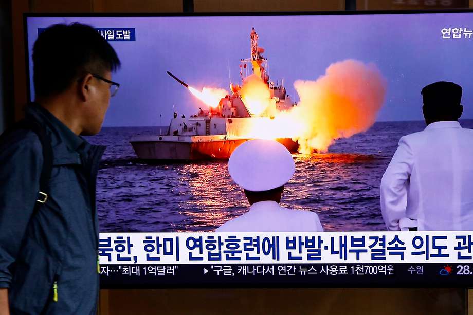 En una estación en Seúl, la gente ve un segmento de noticias relacionado con el reciente lanzamiento de misiles por parte de Corea del Norte. 