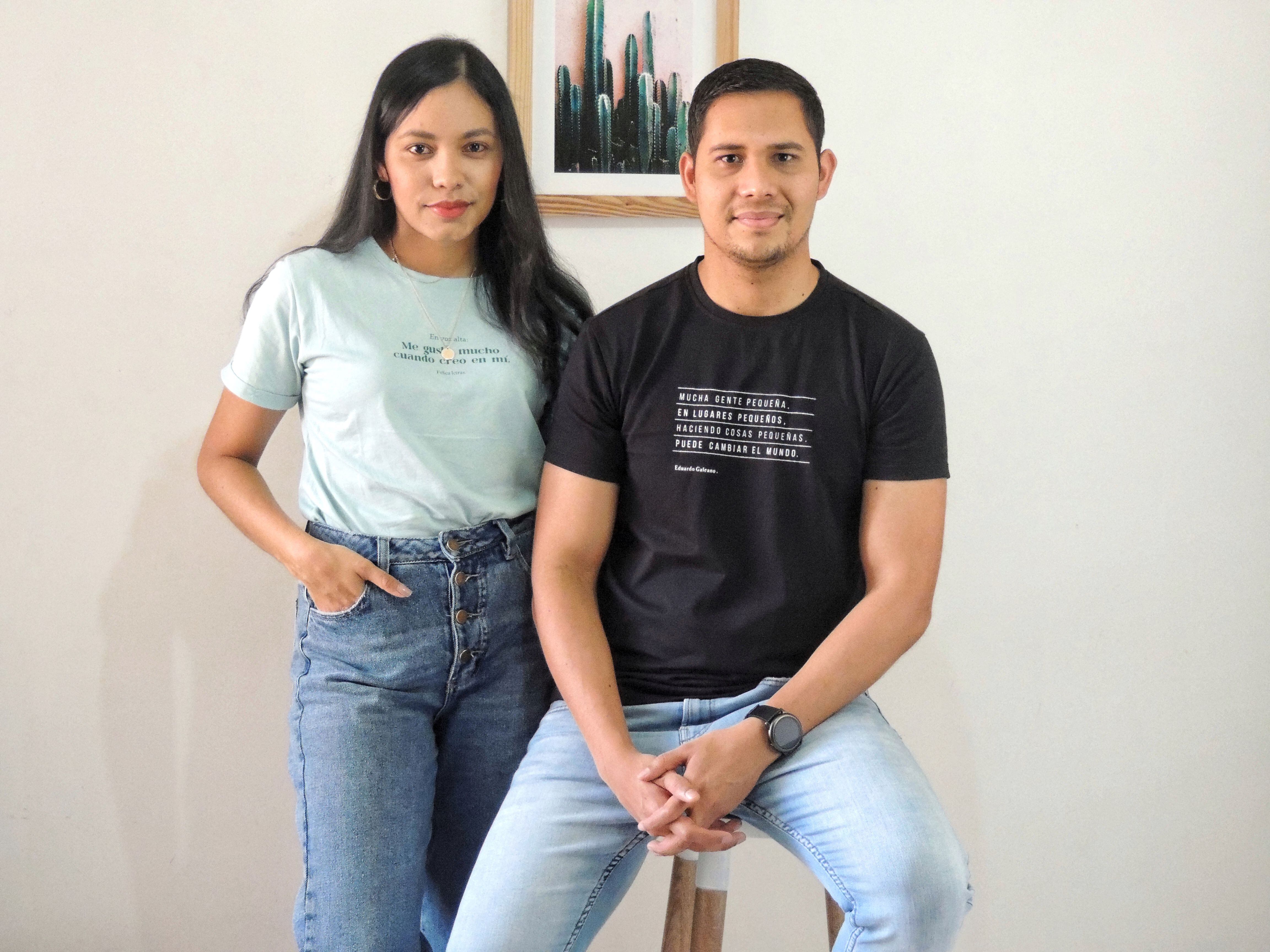 Alejandra Monterroza y Mauricio Ávila, creadores de la marca de camisetas inspiradas en la literatura.