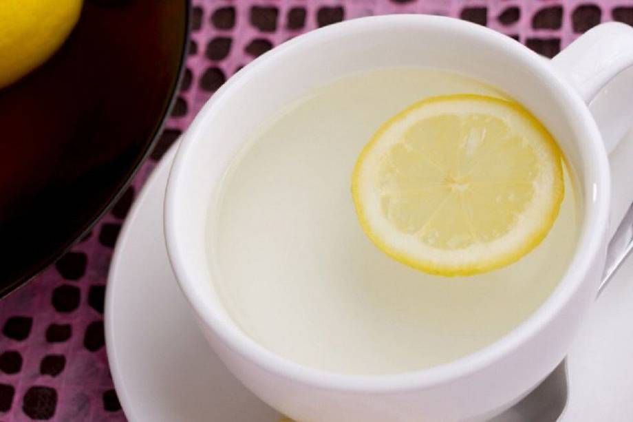 Los efectos de tomar agua caliente con limón en las mañanas