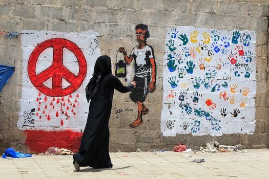 Una artista yemení pinta un grafiti por la paz en un muro de Saná. / EFE