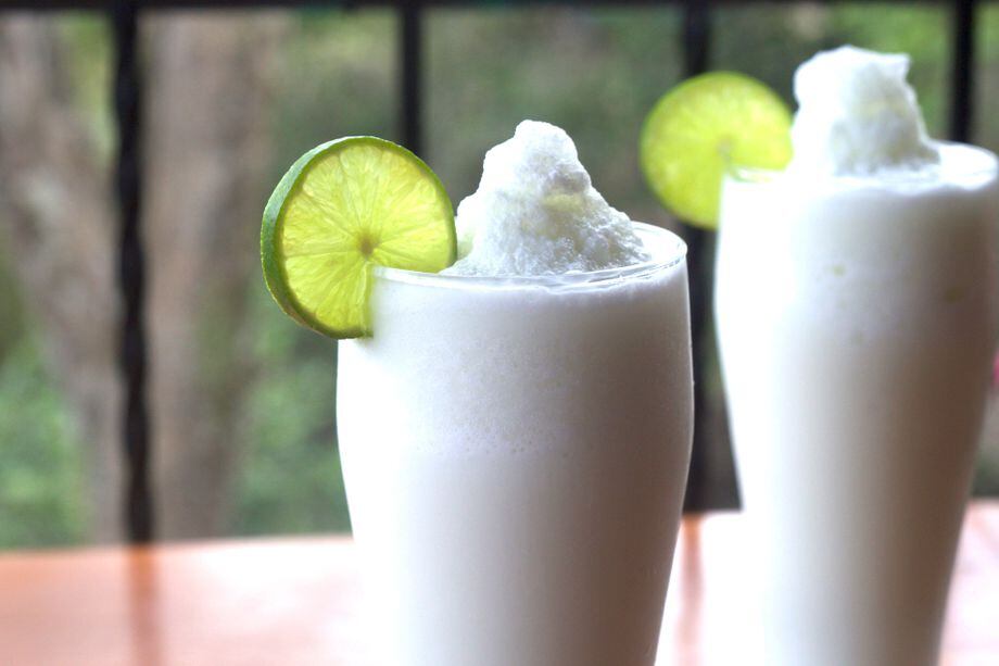 La limonada de coco es una bebida refrescante para esos días calurosos frente a la playa. ¡Aprende a prepararla!