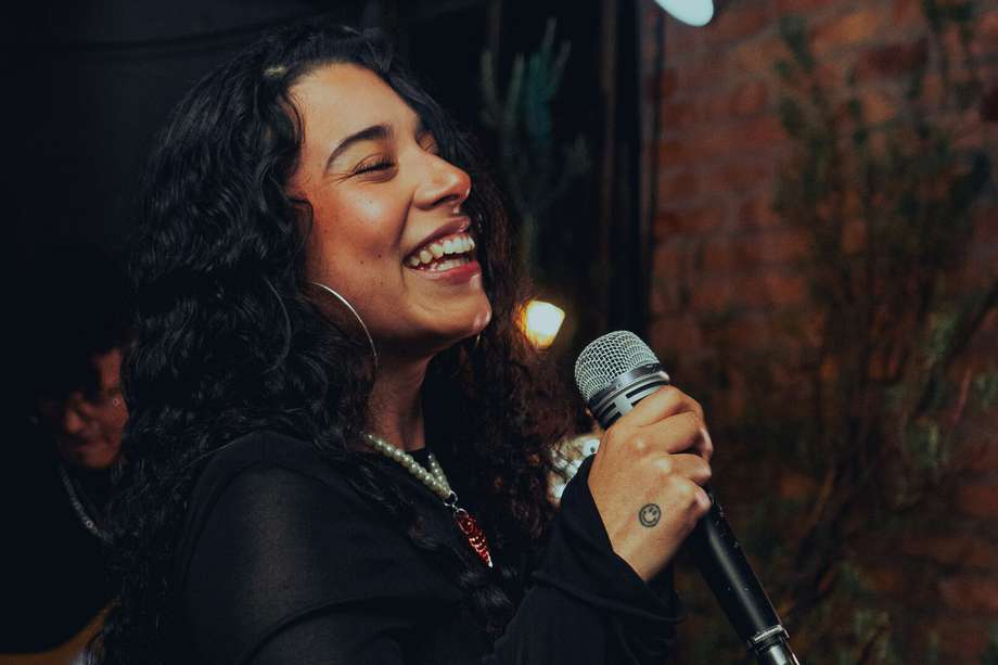 Chell, cantante y compositora, durante una de sus presentaciones en Bogotá.