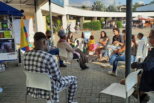 Imagen de la Feria del Libro del Eje Cafetero de 2021: adultos y niños aprendiendo de la cultura y de la narrativa del Pacífico en Pereira.