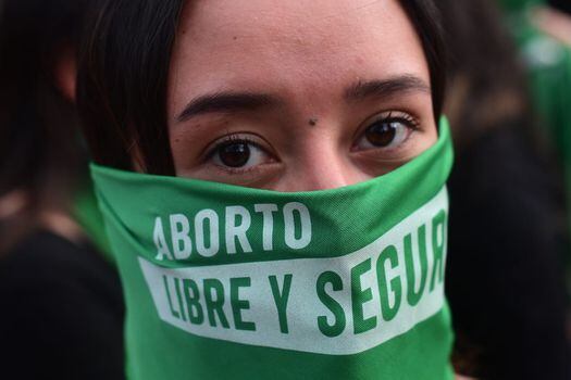 28/09/2020. Bogotá, D.C.  Mujer se manifiesta a favor de la despenalización y legalización del aborto en Colombia. 