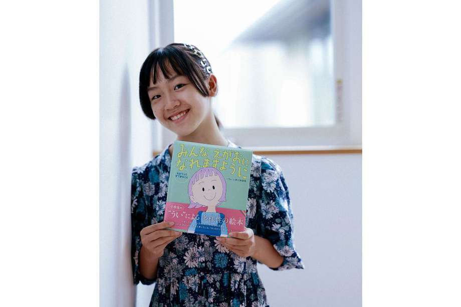 Ui, una niña japonesa de 12 años, con su libro 'Para que todo el mundo sonría'.