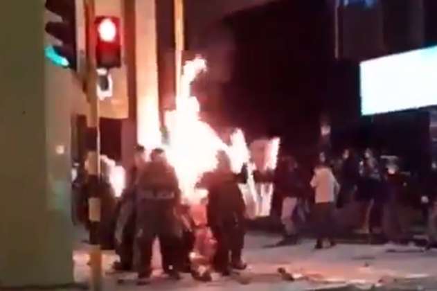 Disturbios dejaron cinco policías heridos con quemaduras, en Pasto