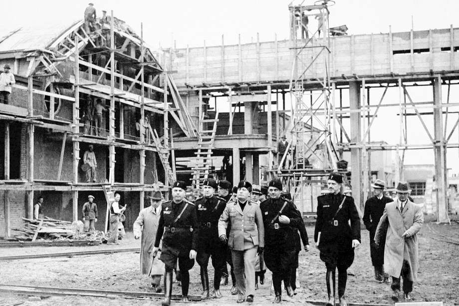 Imagen de Benito Mussolini inspeccionando la contraparte italiana de Hollywood que estaba construyendo en las afueras de Roma. Sus ingenieros proyectaron una gran ciudad cinematográfica: Cinecittà.