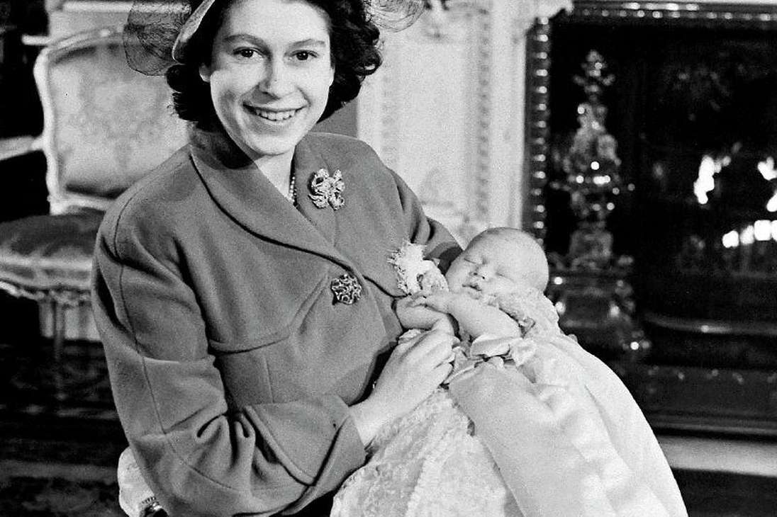 Una foto tomada el 15 de diciembre de 1948, donde se ve a la futura reina Isabel II de Inglaterra y su hijo Carlos.